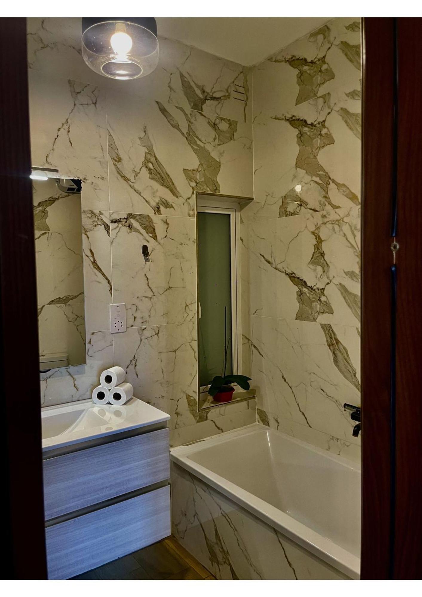 Airport Accommodation Bedroom With Bathroom Self Check In And Self Check Out Air-Condition Included Mqabba Exterior photo